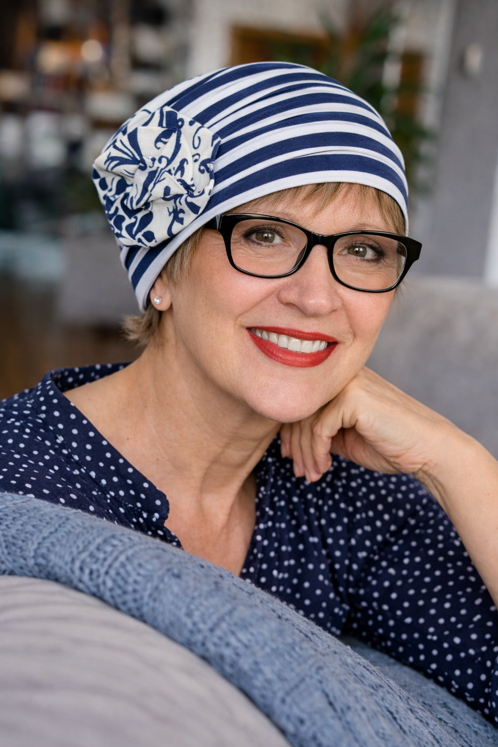 „Damen Chemo-Mütze bei Haarausfall, getragen mit kurzen Haaren, weich und angenehm zu tragen.“