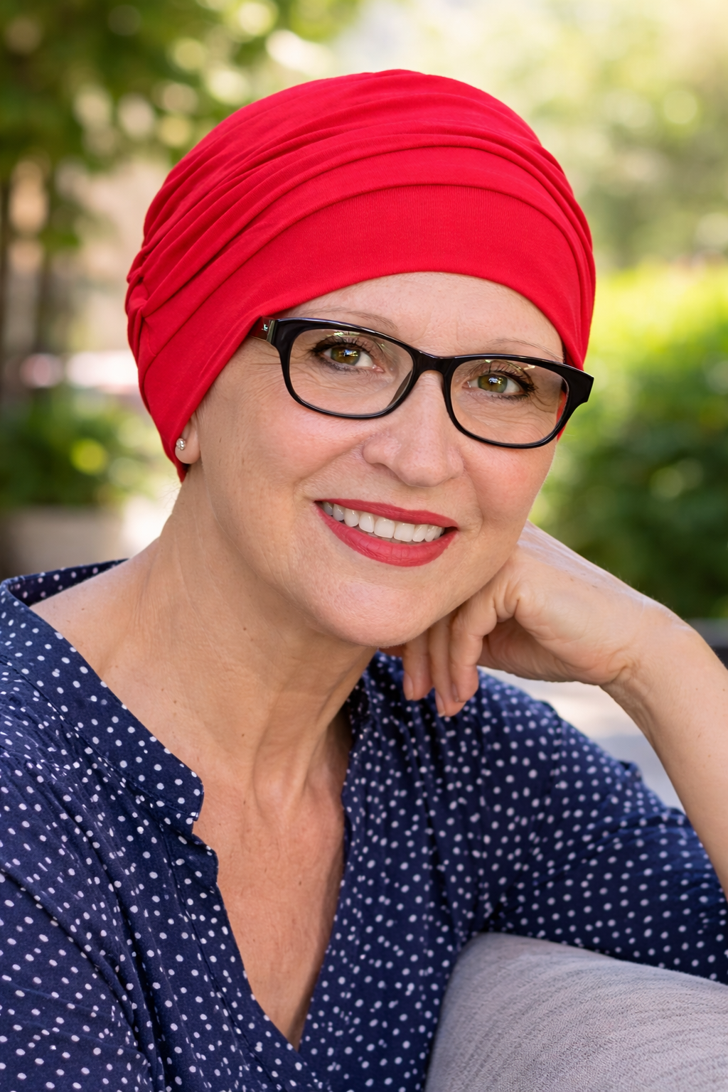 „Chemo-Mütze für Damen bei Haarausfall, rote Kopfbedeckung auf Glatze, weich und angenehm zu tragen.“