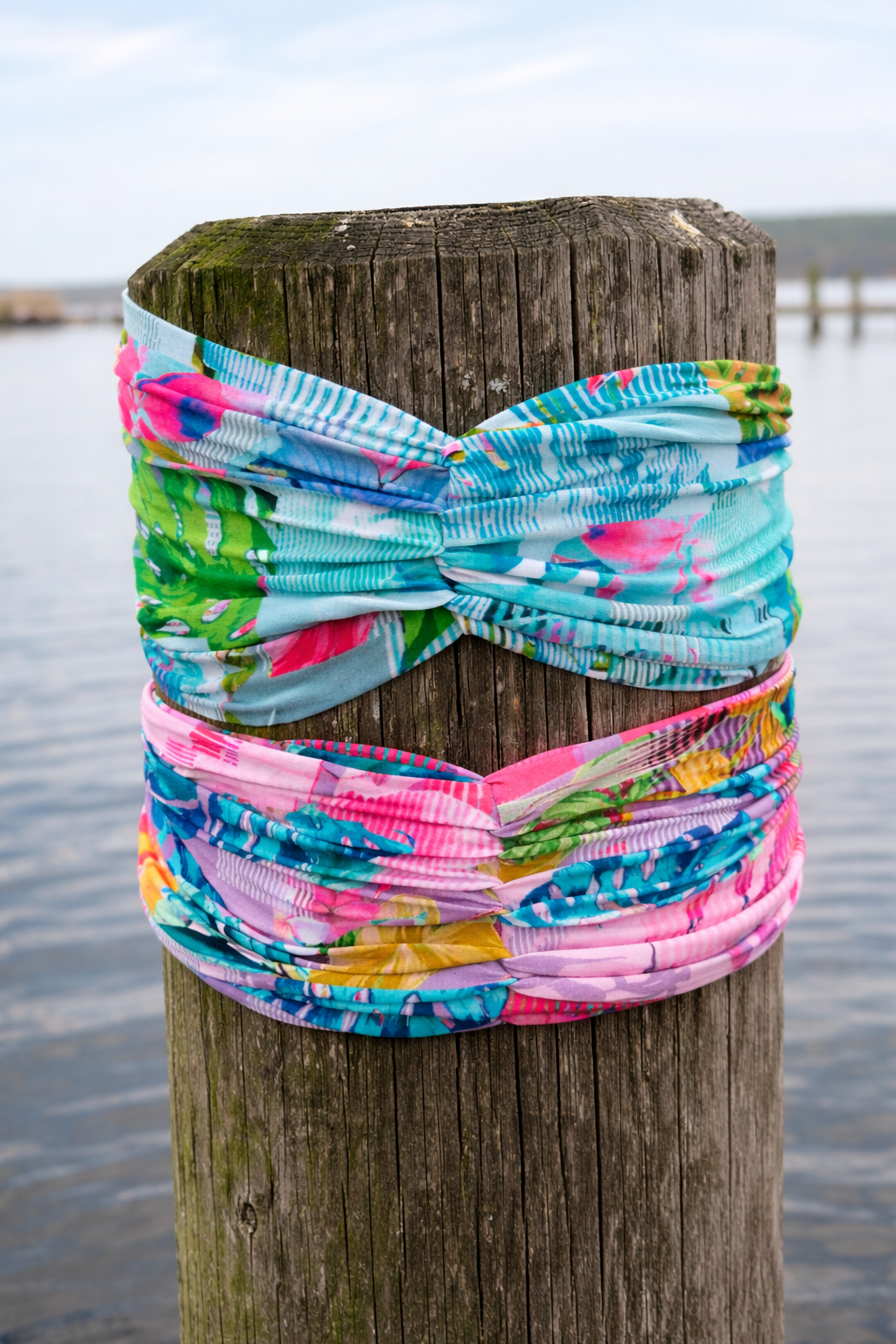 Sommerliches Stirnband für Damen mit floralem Muster am Wasser