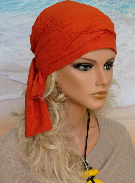 Bandana Tücher gebunden..