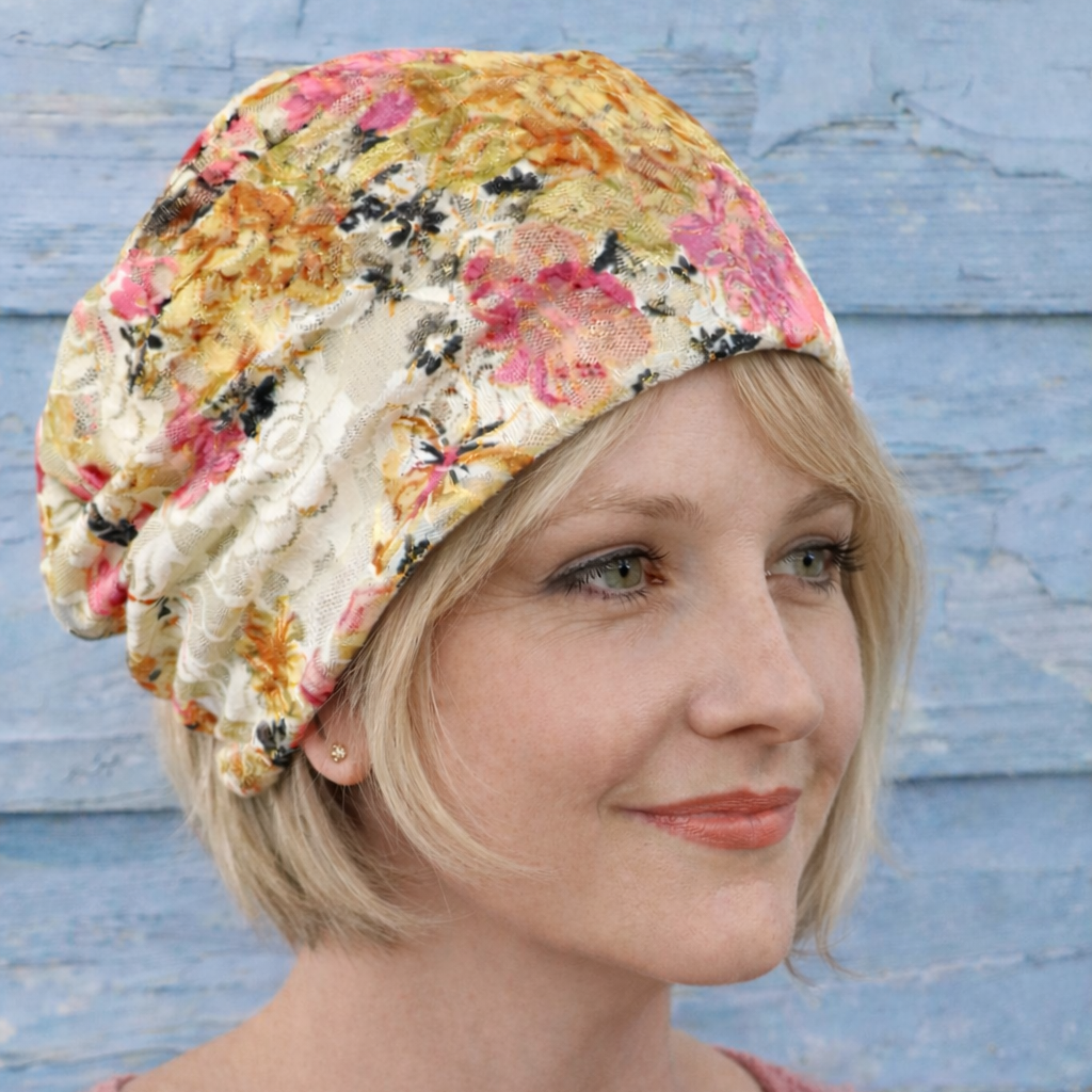 Damen Beanie-Mütze mit Blumenmuster, getragen mit blondem Bob