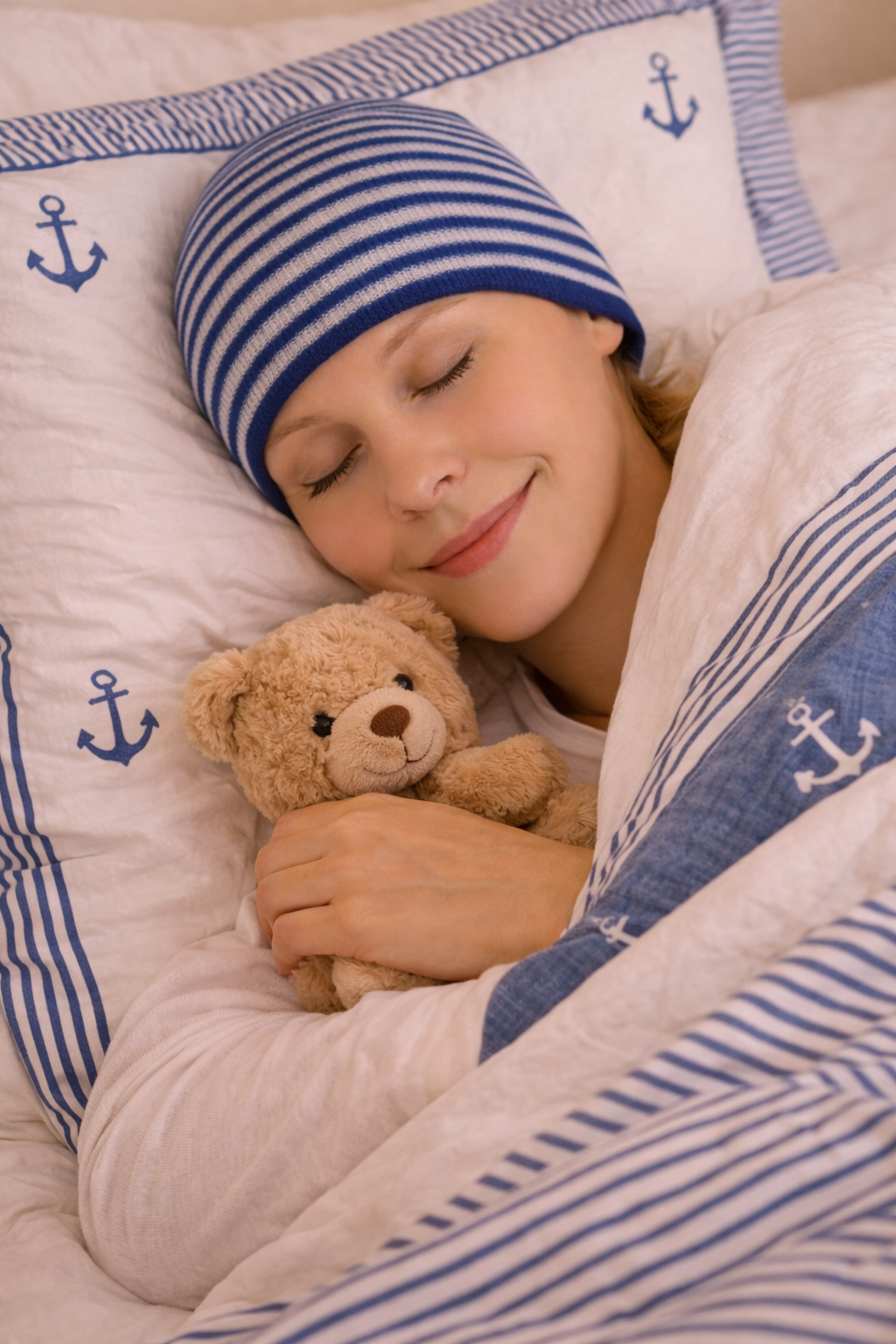 Frau trägt eine Nachtmütze als Kopfbedeckung