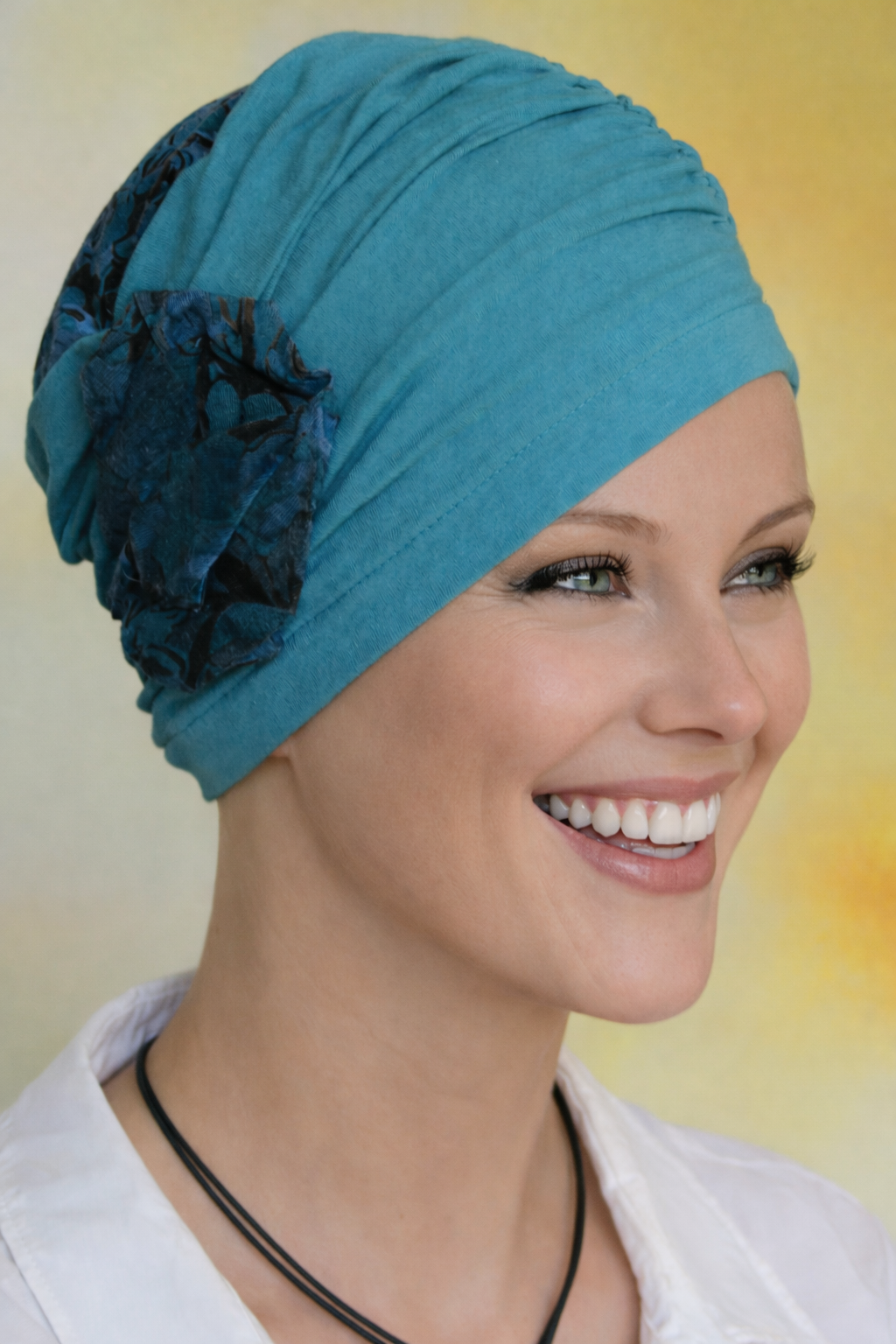 Turbanmütze mit Blüte als Kopfbedeckung