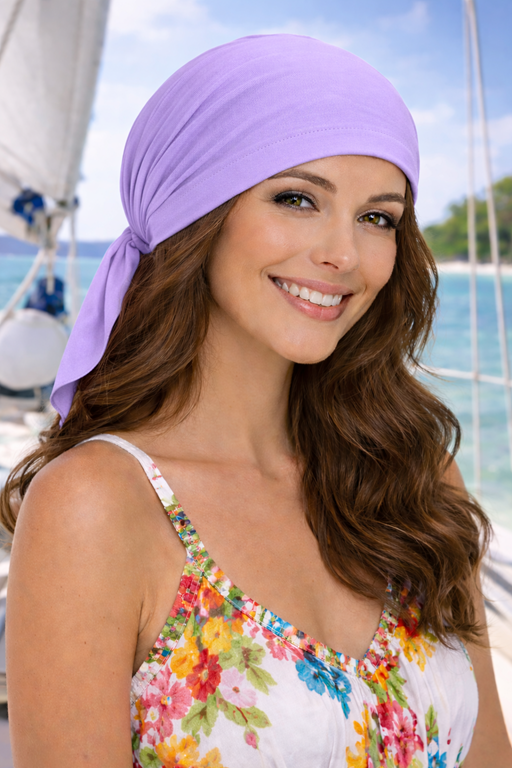 Frau trägt Bandanatuch am Strand