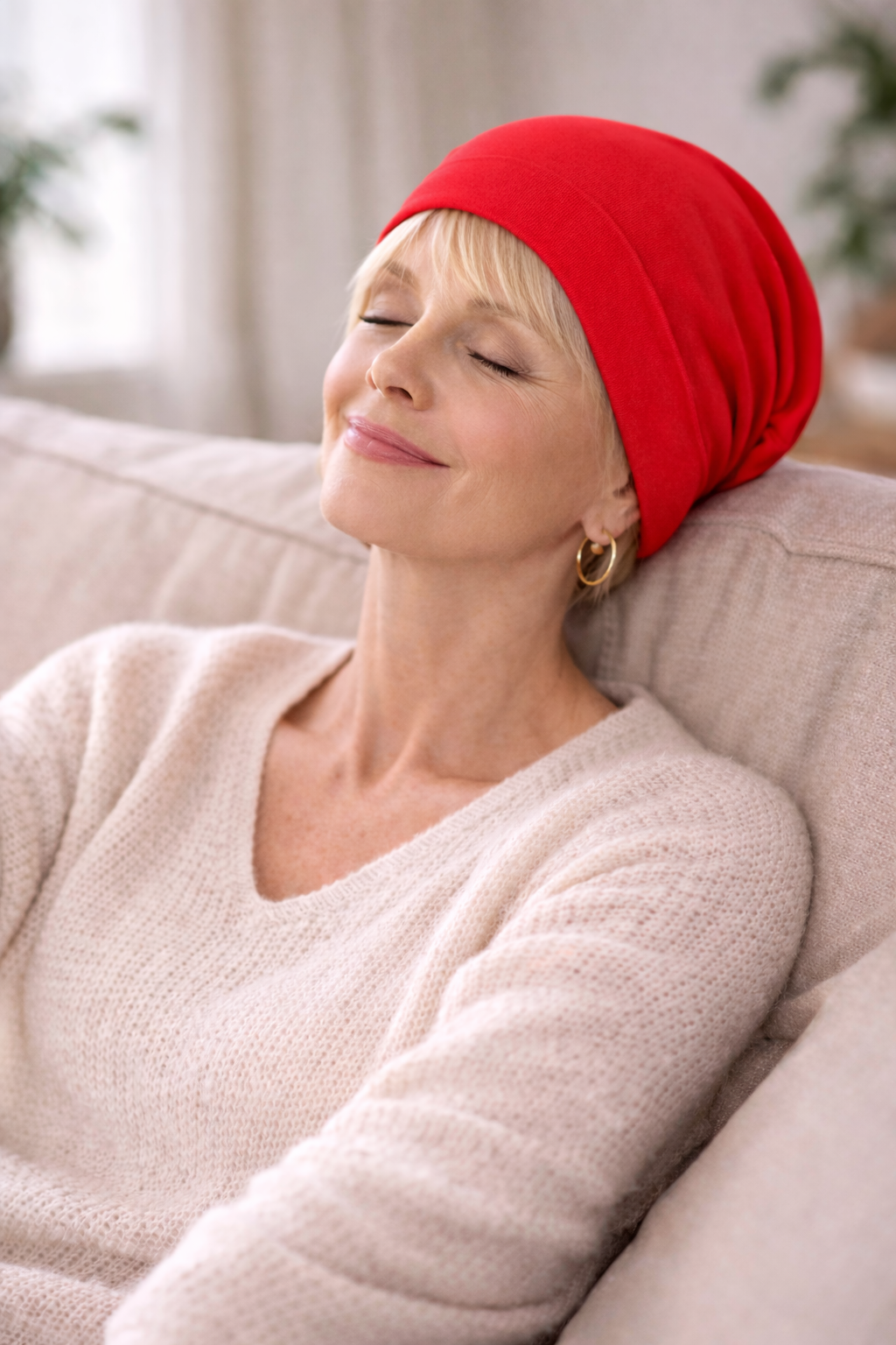 Frau mit roter Kopfbedeckung und Pony.