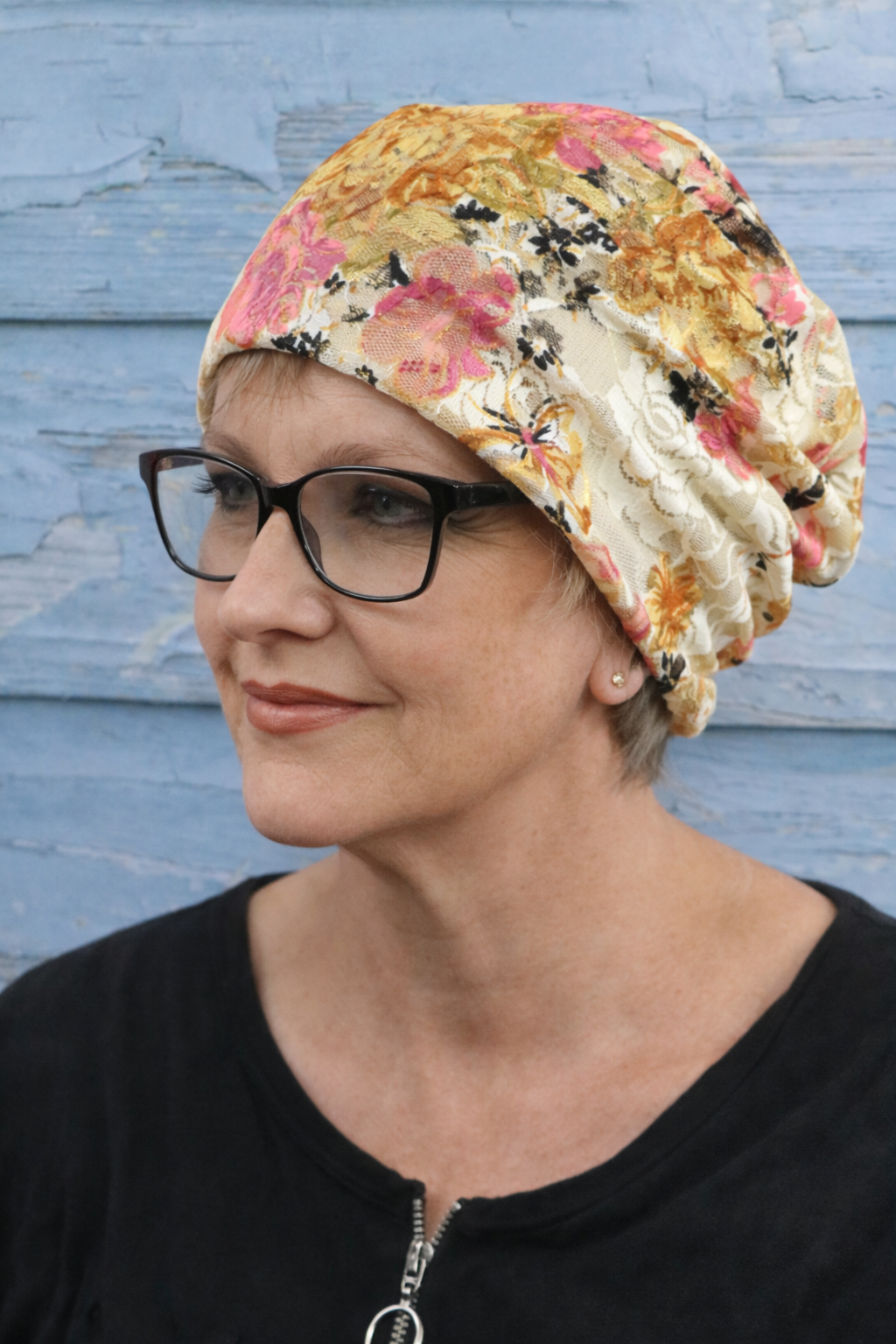 Dame mit kurzen Haaren trägt modischen Damen-Turban mit Blumenmuster
