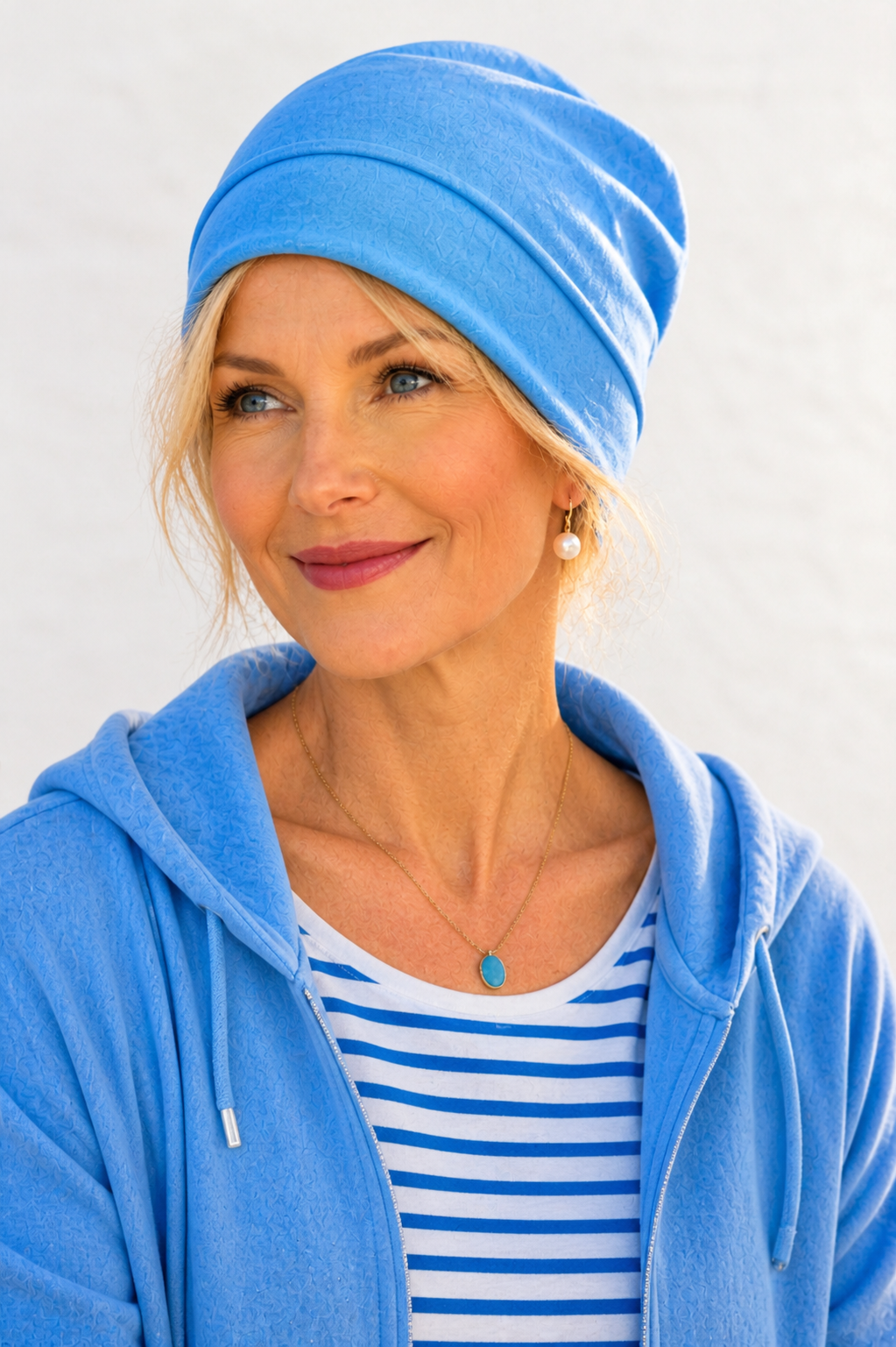 Dame trägt eine leichte azurblaue Sommermütze Turbanmütze im maritimen Sommerstil am Strand – angenehm leicht.