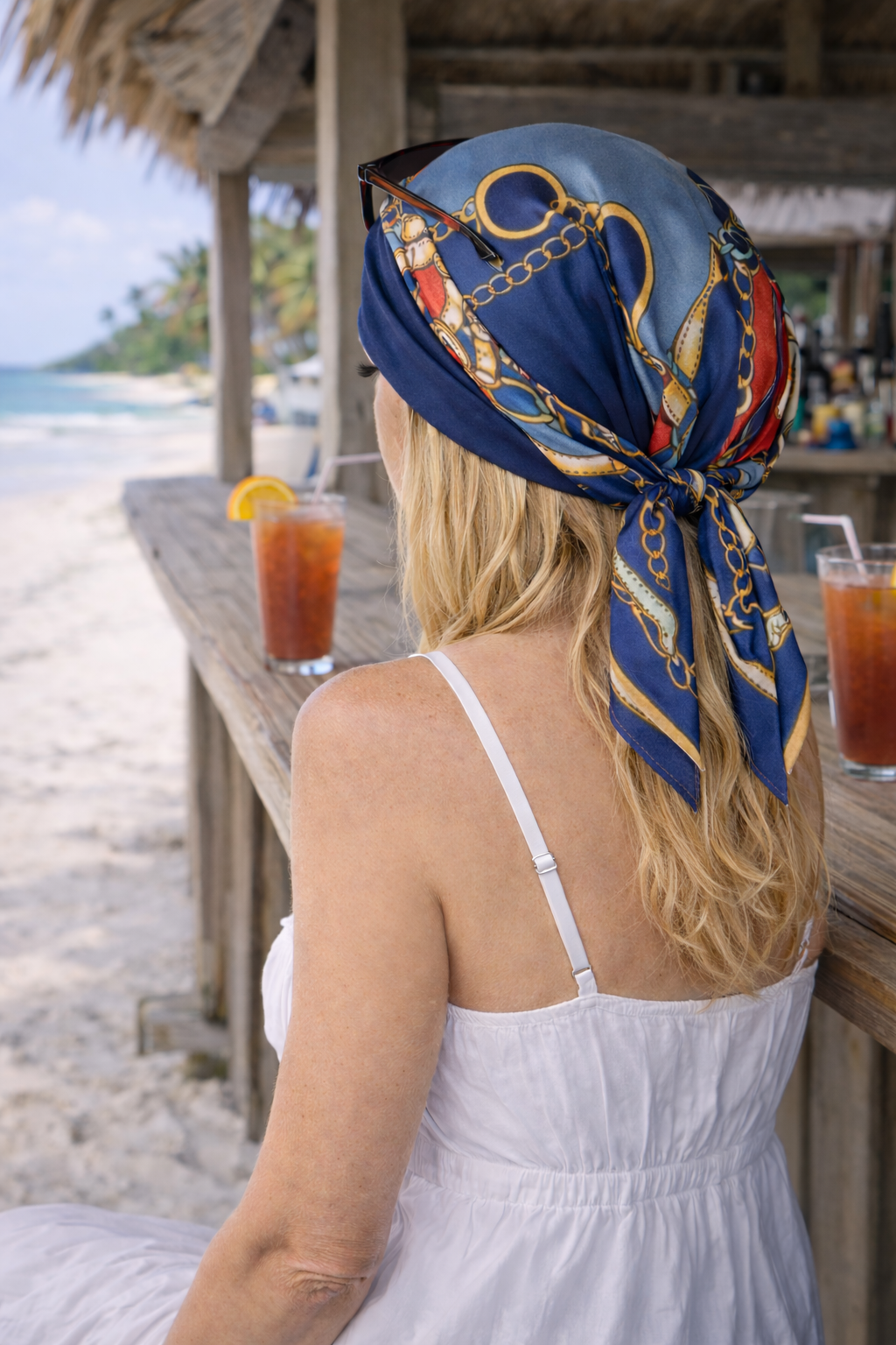 Frau trägt  Kopftuch an Strandbar