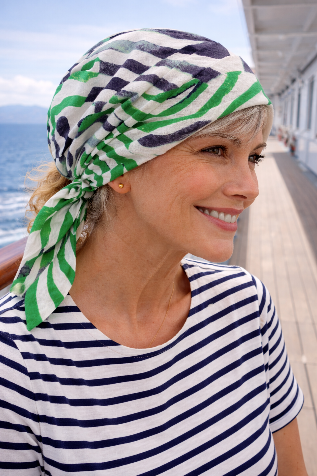 Frau trägt ein Bandana-Kopftuch  auf einem Schiff.