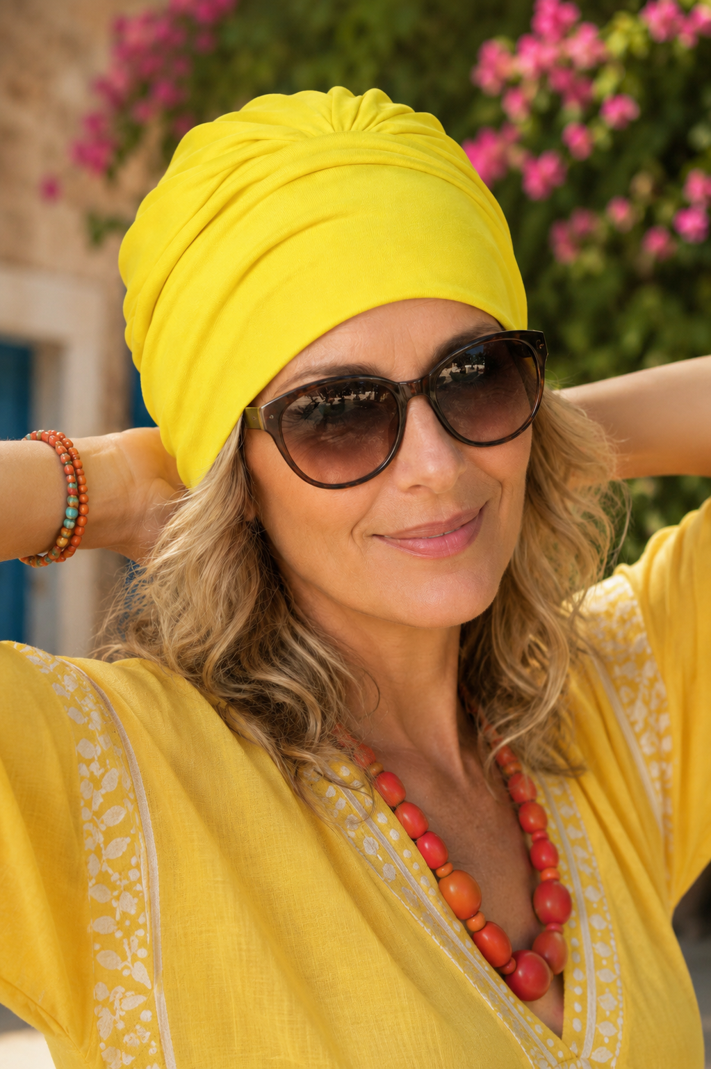 Dame trägt Turbanmütze Sommermütze aus Baumwolle in Limoncello Gelb