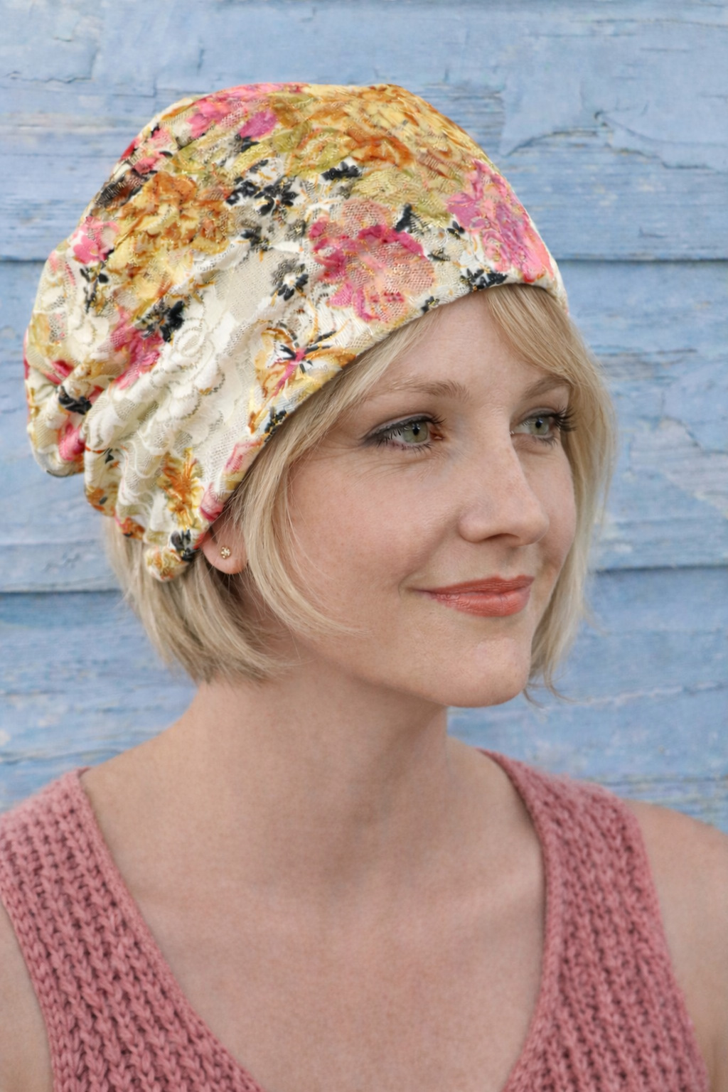 Damen Beanie-Mütze mit Blumenmuster, getragen mit blondem Bob