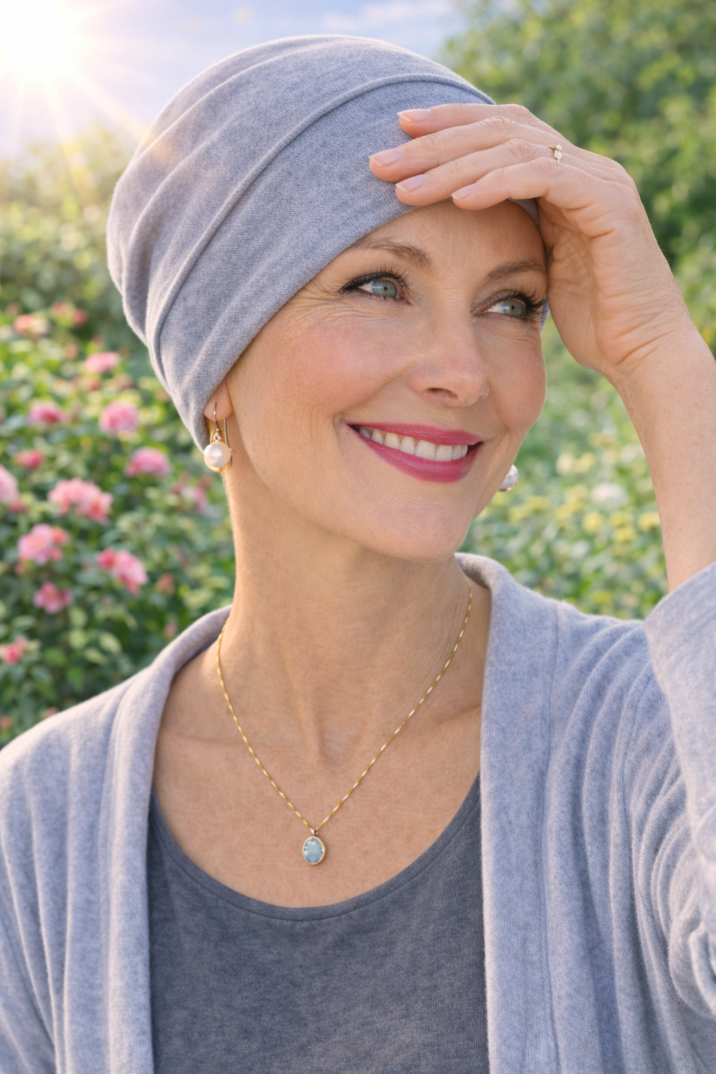 Frau trägt graue Chemomütze Turbanmütze am Strand – weiche Kopfbedeckung ohne Haare für Chemo oder Haarausfall