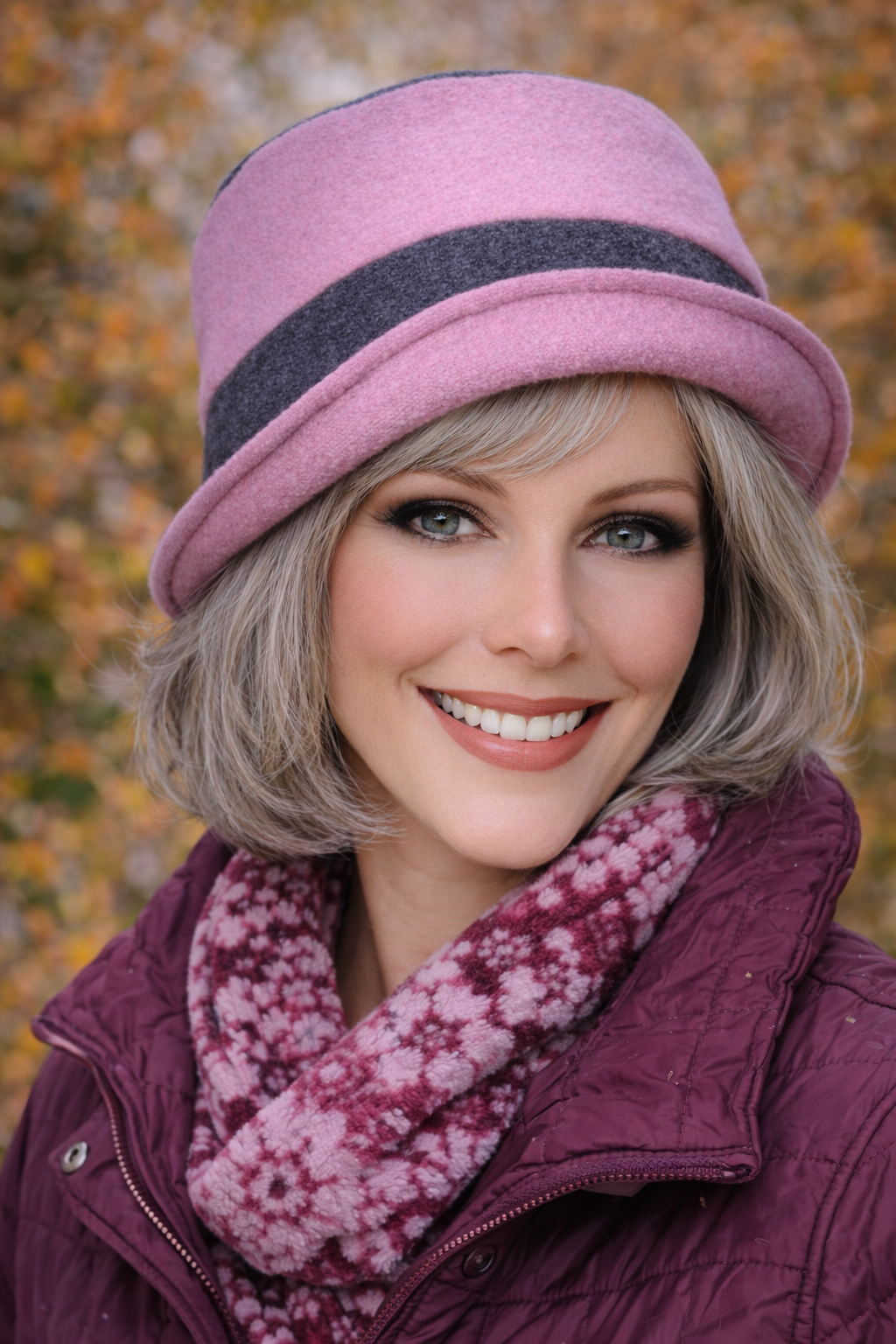 Frau trägt einen Wollhut als Kopfbedeckung im Herbst