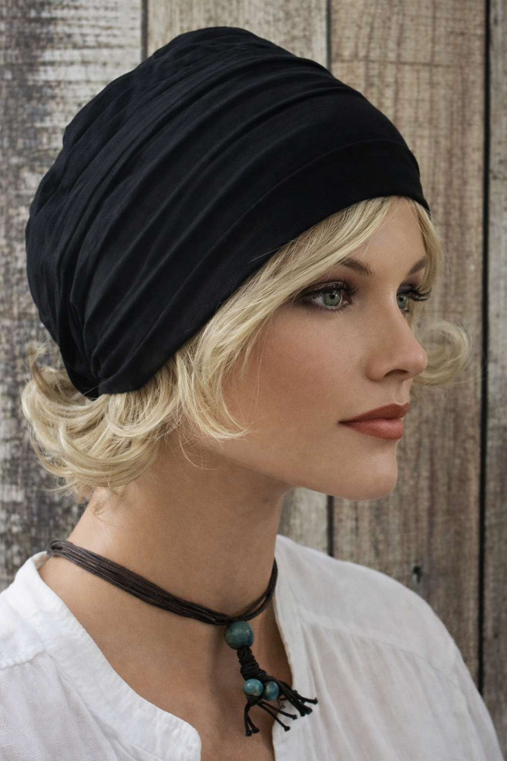 Porträt einer Frau mit schwarzem Turban im Seitenprofil