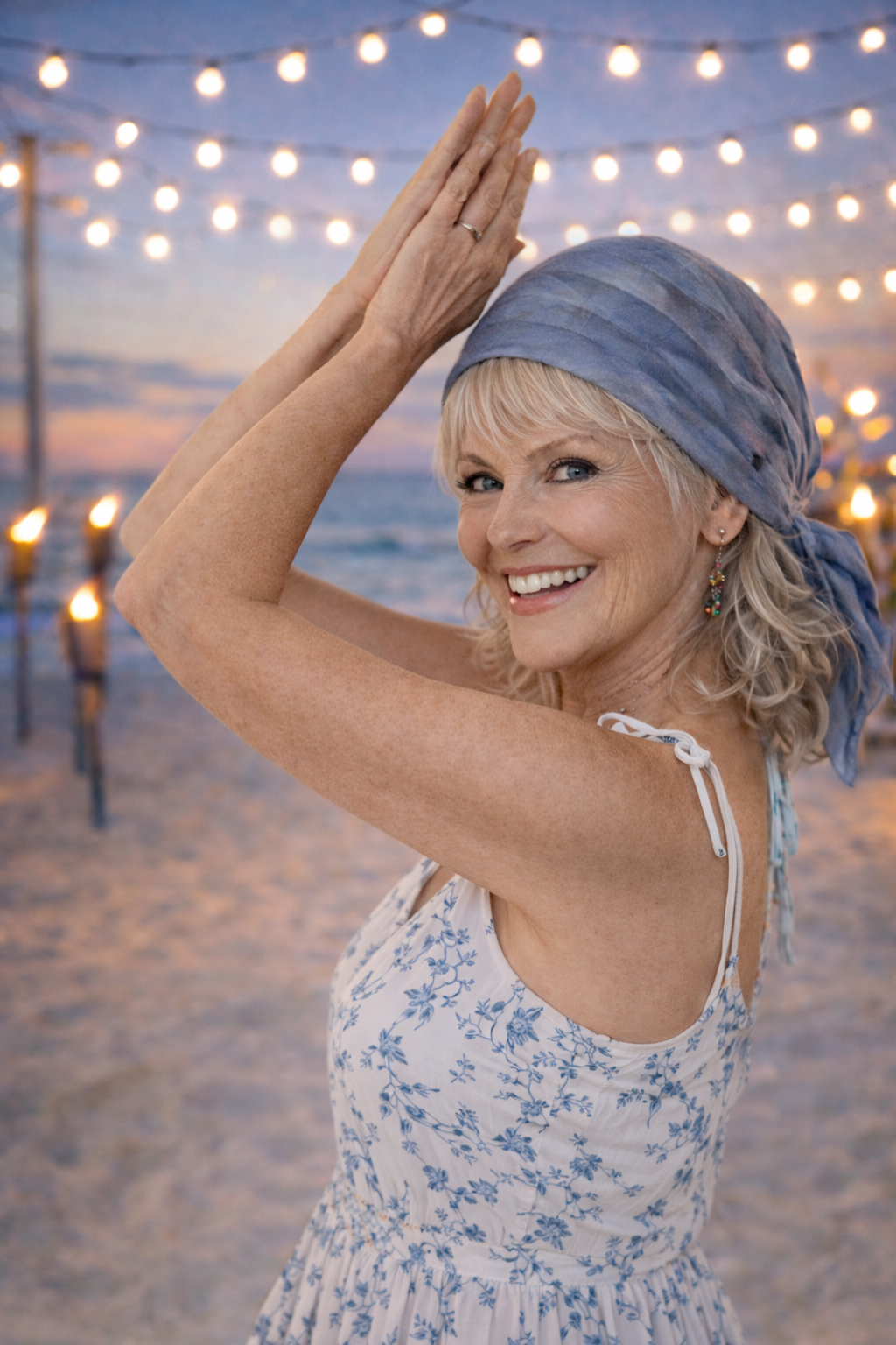 Dame trägt ein Kopftuch ohne Binden mit Doppelknoten im Nacken