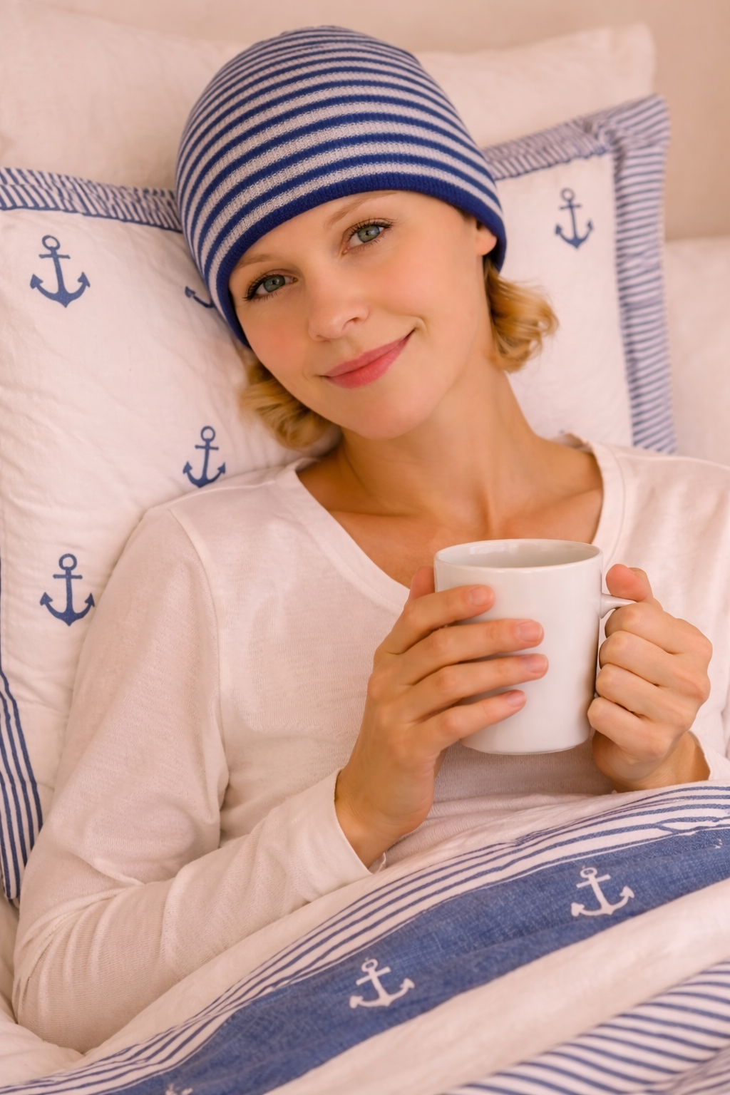 Frau trägt eine Nachtmütze als Kopfbedeckung zum Schlafen.