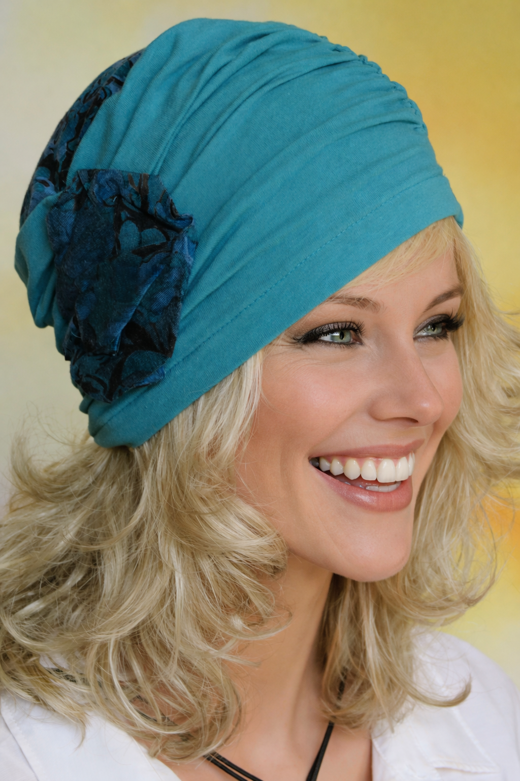 Frau trägt eine Turbanmütze mit Blütendetail